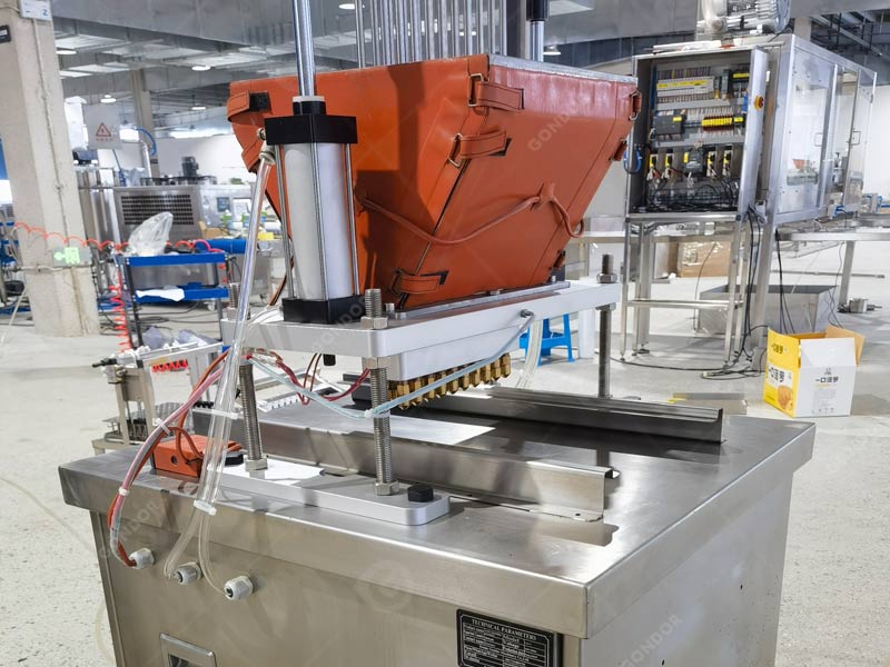 Automatic gummy machine for fruit-flavored gummy bear production