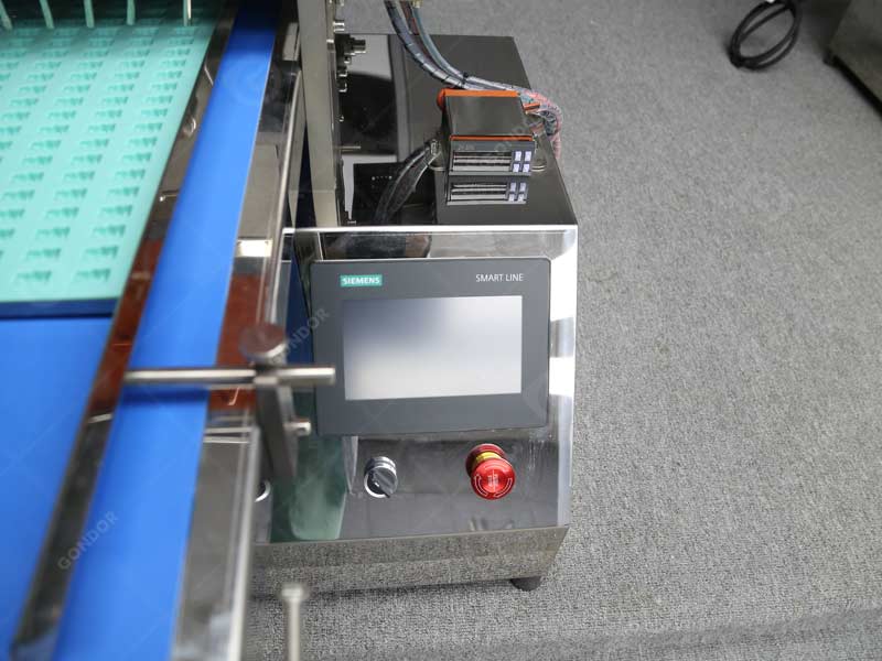 Small-scale candy depositor for artisanal confectionery shops or cafes