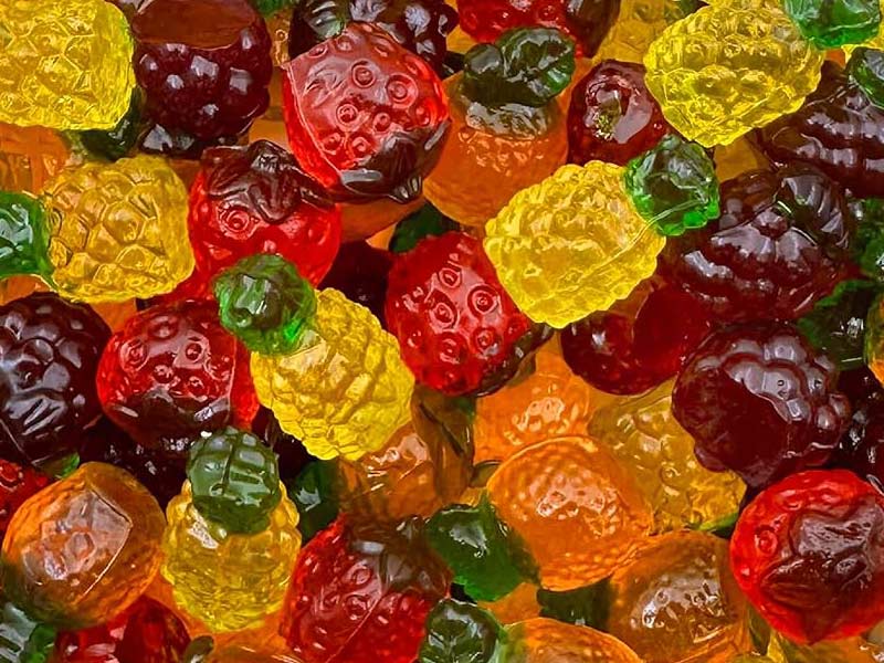 Candy molding machine with multiple mold cavities for high efficiency