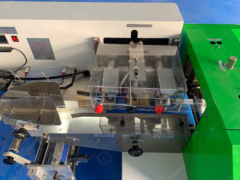 Pillow packing machine for long-shaped products (lollipops, sticks)