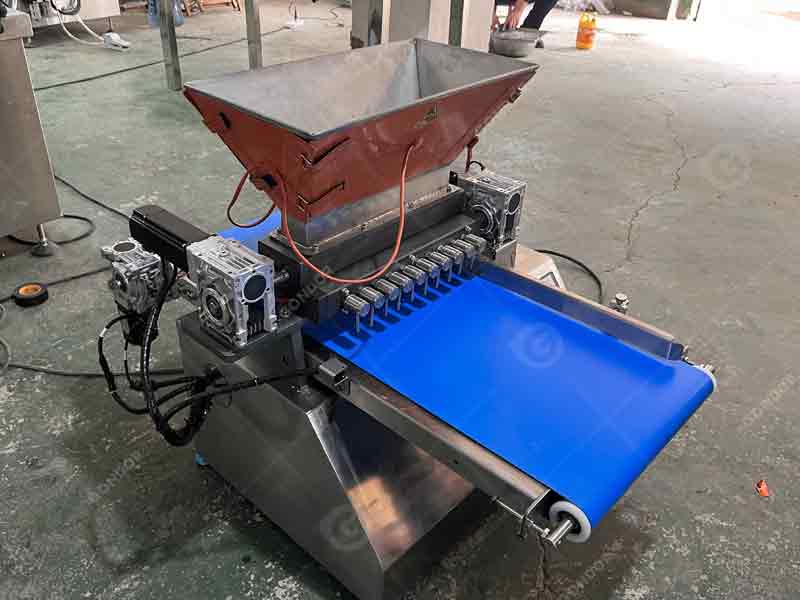 Small scale gummy candy maker machine with silicone molds